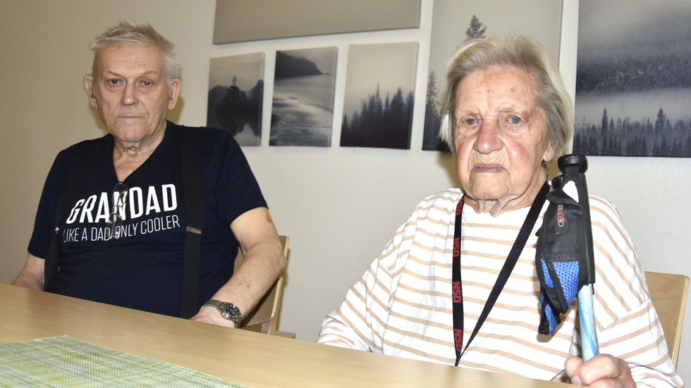 Allan Fogman och Inga-Britt Lidman i gemensamma lokalen på Tallkronan. De tycker att någon från kommunen borde ha hört av sig, för att höra hur det gick i olyckan.