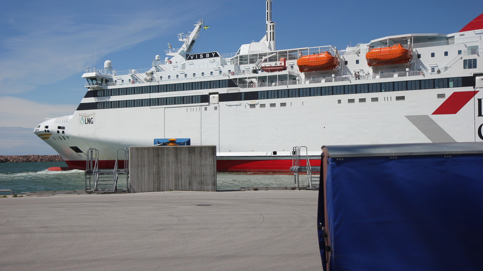 Färjan som skulle ha avgått från Visby klockan 12 fick backa tillbaka och lägga till vid ett nytt färjeläge. Efter en timme kunde de lämna hamn.