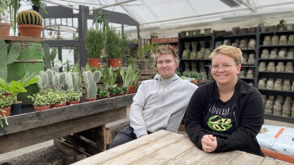Markus och Izabella Wikström känner sig välkomna till Valla, där de tagit över Valla handelsträdgård.