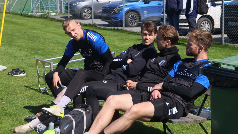 Daniel Stensson inledde träningen på sidan om planen. När de mer intensiva spelet började så anslöt sig Tobias Carlsson. Innan träningen var över satt även Jakob Voelkerling Persson och Dennis Widgren vid sidan av, men ingen av ytterbackarna var allvarligt skadade.