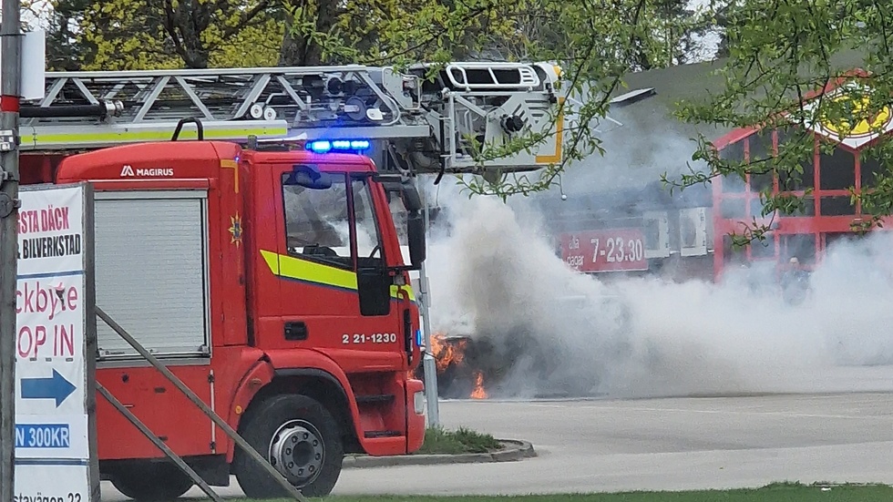 En bil brann vid en Uppsalabutik på måndagen.