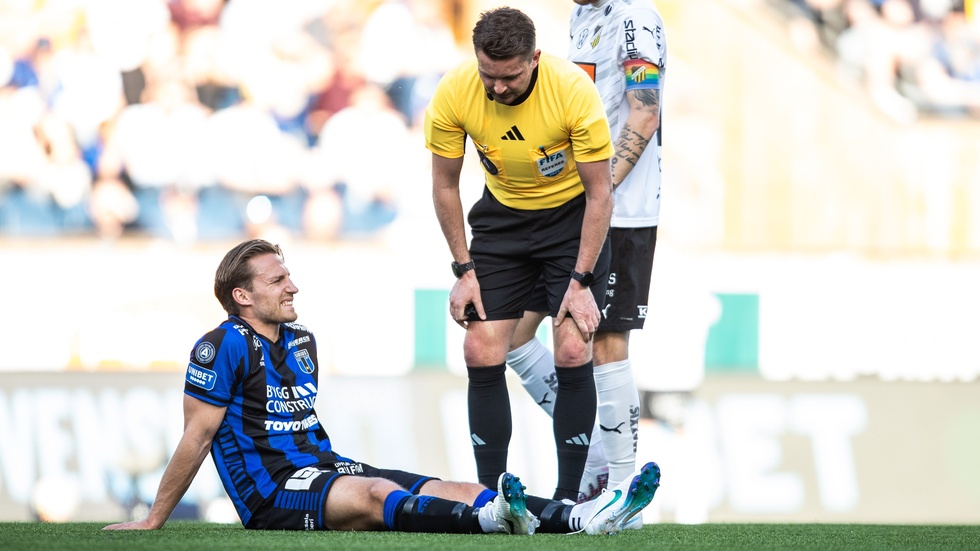 Stensson tittas till av domaren Joakim Östling.