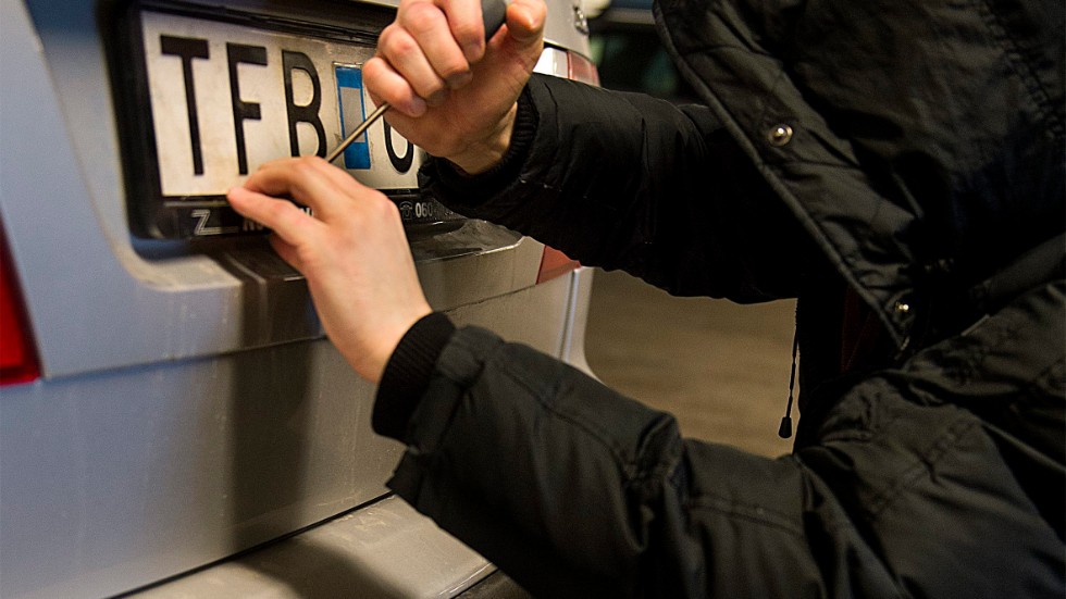 En 22-årig man har dömts till böter för att ha kört bil utan registreringsskylt. (Bilden är arrangerad)