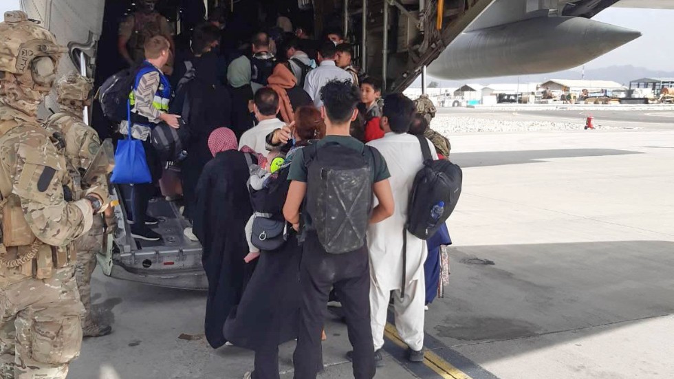 Ombordstigning på ett Hercules-plan från svenska försvaret som deltar i evakueringen på Kabuls flygplats.
