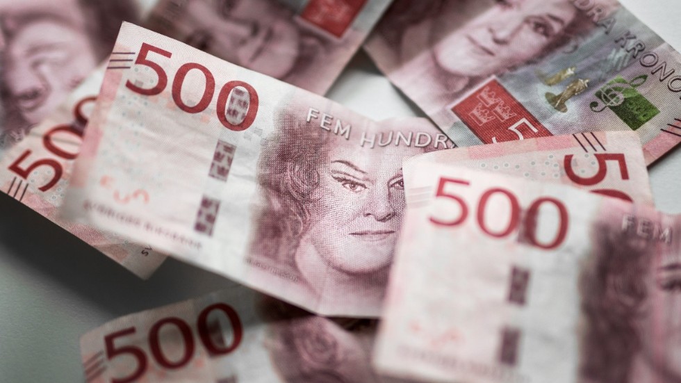 Gällivare tingsrätt dömer Jonny Uvén att betala 1,5 miljoner kronor till ett investmentbolag i södra Sverige för aktier som överlåtits till honom i en uppgörelse tidigare i år.