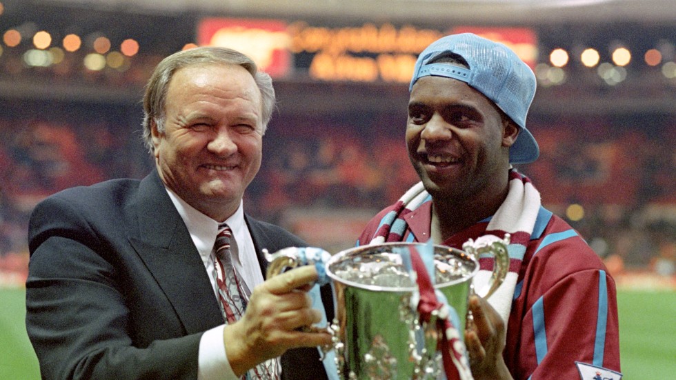 Dalian Atkinson firar ligacuptiteln 1994. Arkivbild.