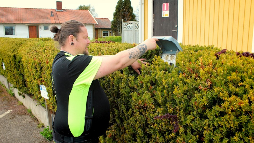 Fredrik Asph hyr lägenhet i Hästholmen. På gatan ingår en p-plats, men att få motorvärmaruttaget utbytt mot en laddbox skulle bli mycket dyrt.