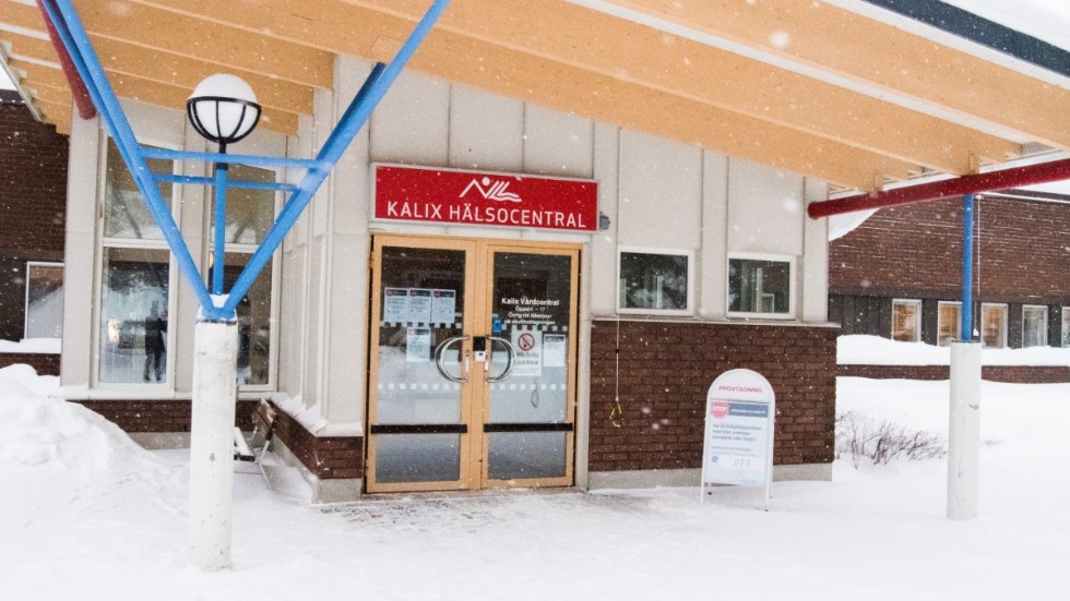 Att hänvisa våra äldre (ofta infektionskänsliga och multisjuka) till en drop-in mottagning som innebär timmar av väntan i väntrum är inte människovärdigt, skriver Liberalerna i Kalix i ett debattinlägg.