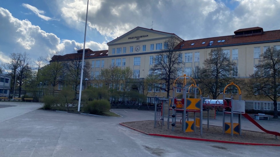 Polisen utreder en misstänkt mordbrand på Folkungaskolan. Bara en stund tidigare larmades de även om en brand på en annan skola. Ingen skadades i samband med händelserna.