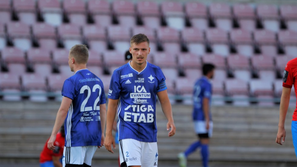 IFK Eskilstunas lagkapten Felix Wall fick se sitt lag förlora med 4-1 borta mot Nyköpings BIS.
