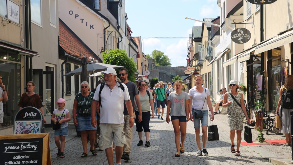 En person har hört av sig till Region Gotland med förslaget att gotlänningar ska bli mer positivt inställda till turister.