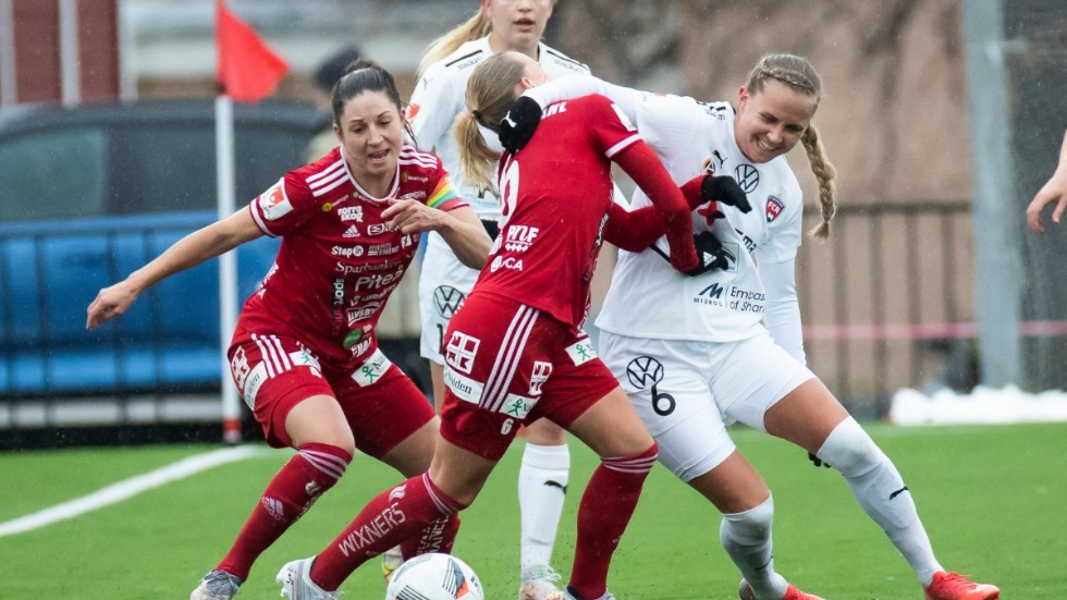 Josefin Johansson hoppas att fotbollshallen vid Arena Norrstrand står klar snarast möjligt. "Men det är inget vi lägger något större fokus på", säger hon.