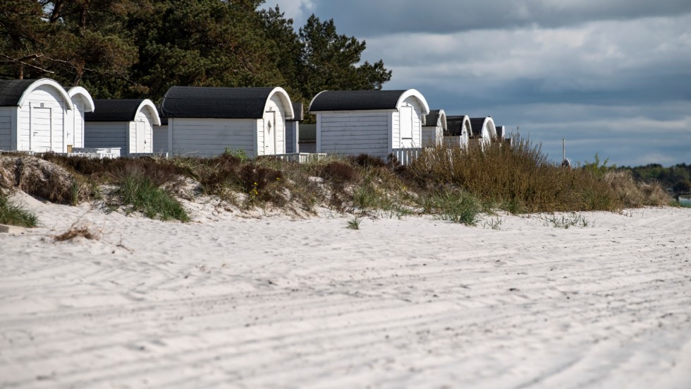 Badhytter vid strandkanten i Ljungskogen, inte långt från Skanör strand där gamla benrester hittades i april. Arkivbild.