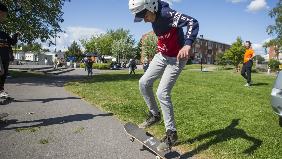 Abodi hade bara testat skateboard någon gång tidigare. Att man kan låna utrustning hos Fritidsbanken och testa lite olika sporter tycker han är jättebra.