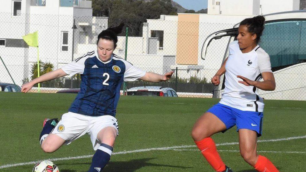 Cailin Michie lämnar Hibernian i Skottland för PIF.