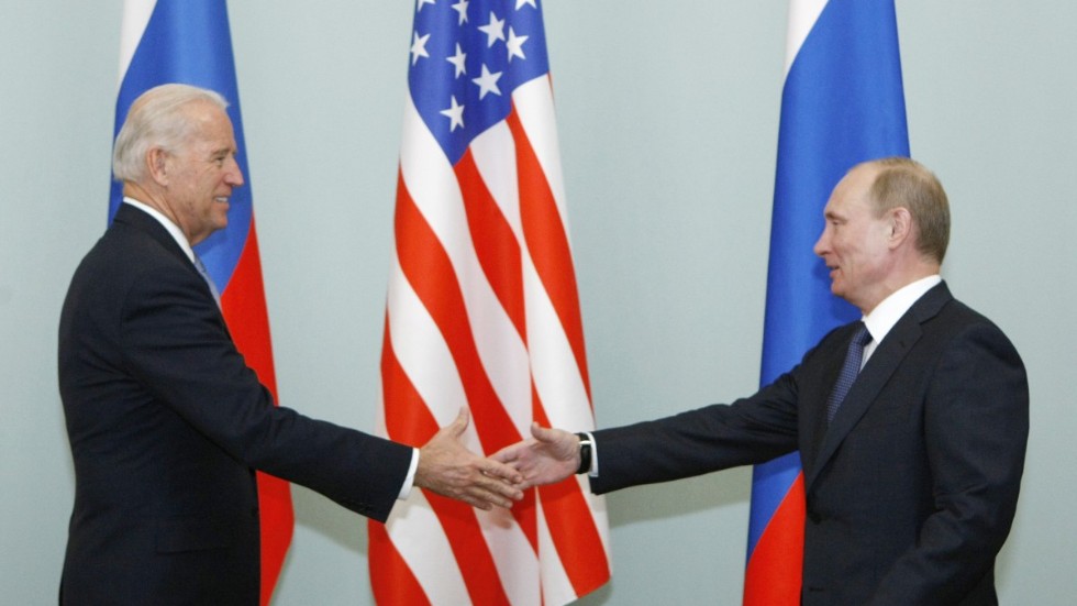 Den dåvarande amerikanske vicepresidenten Joe Biden träffade Rysslands dåvarande premiärminister Vladimir Putin i Moskva 2011. Snart möts de båda männen för första gången som presidenter.