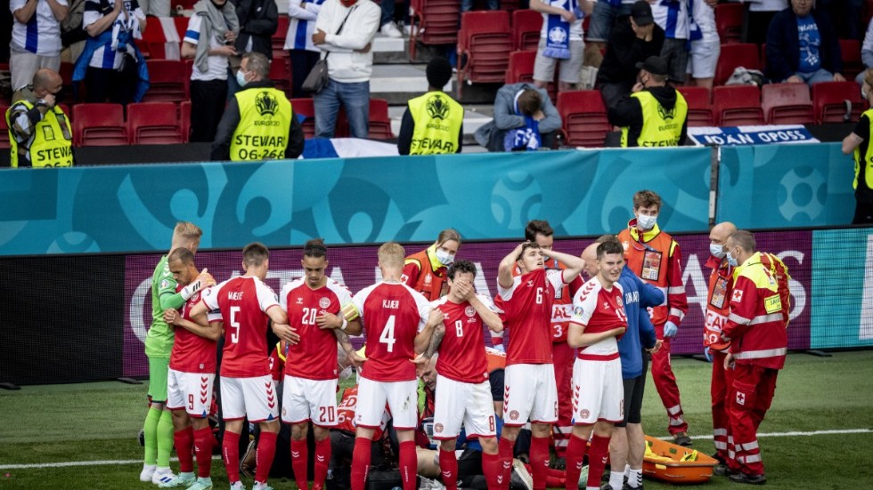 Danmarks spelare bildade en ring runt Christian Eriksen när han fick vård på planen.