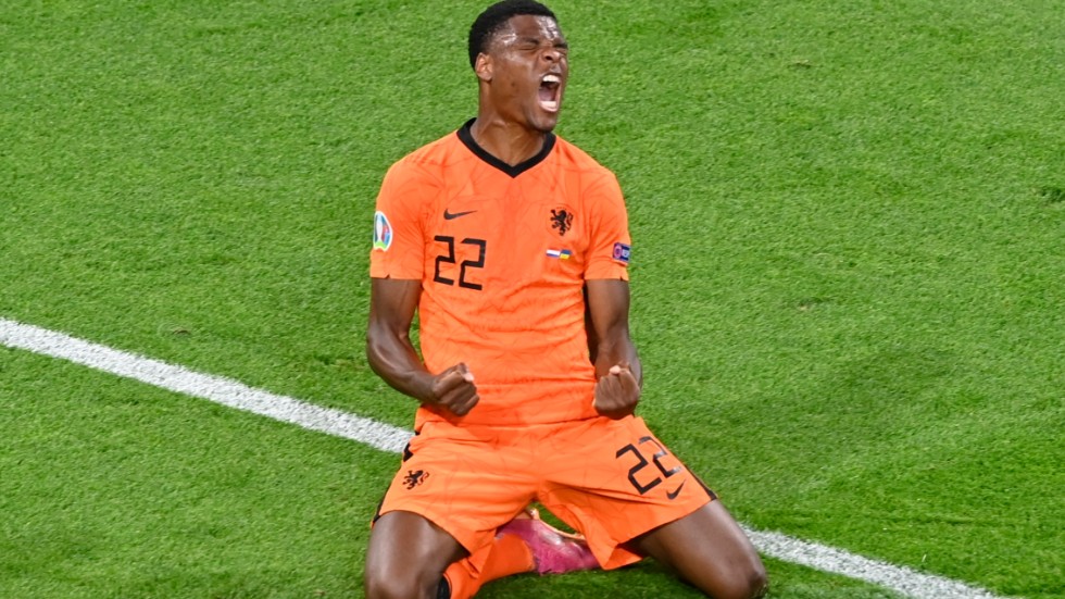 Nederländernas Denzel Dumfries firar sitt matchavgörande mål. Arkivbild.