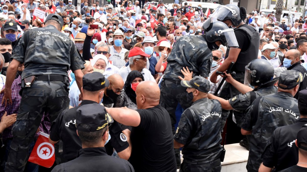 Poliser och demonstranter i Tunis i samband med protester mot höjda matpriser i början av månaden.