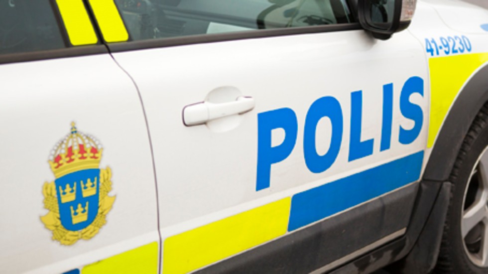En pojke i 15-årsåldern lyckades hoppa undan och klarade sig oskadd när han var att bli påkörd av en bil vid Tuna park under onsdagskvällen.