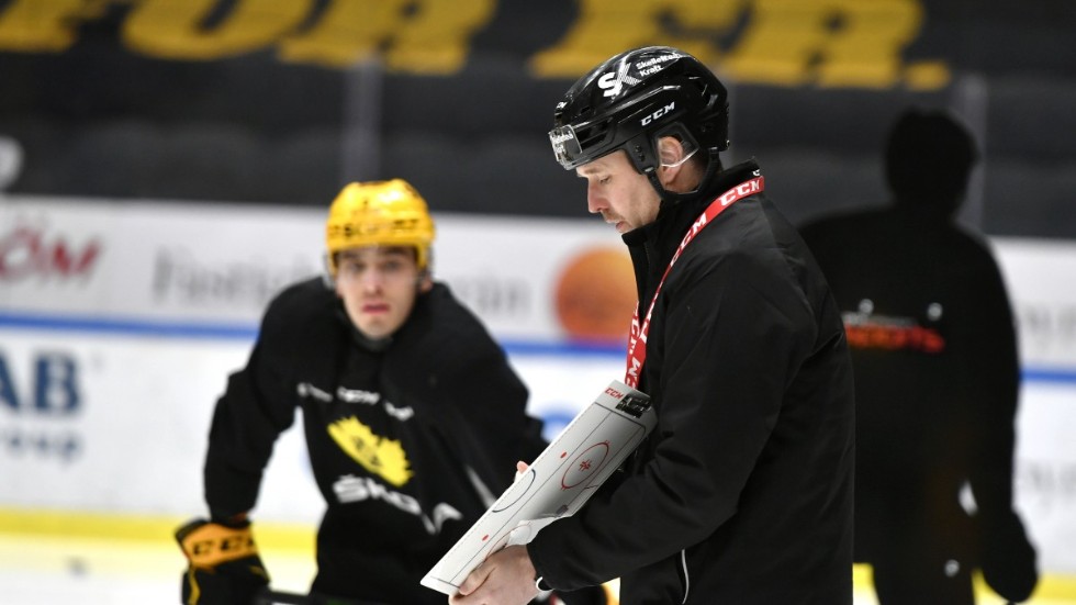 "Vi får se om det blir några små korrigeringar, det är möjligt", säger Stefan Klockare om kvällens formationer.
