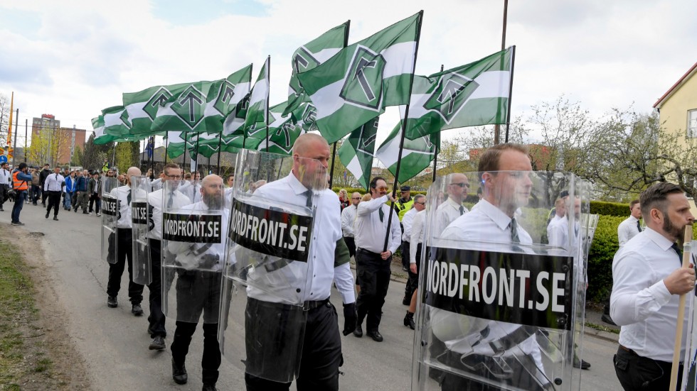 En kvinna i 20-årsåldern som i år kandiderade till valet i Katrineholm deltog i NMR:s demonstration i Oslo i helgen. Hon och flera andra nazister greps efter att de ska ha vägrat följa polisens anvisningar. Bilden är från ett annat tillfälle när NMR demonstrerade i Ludvika. 