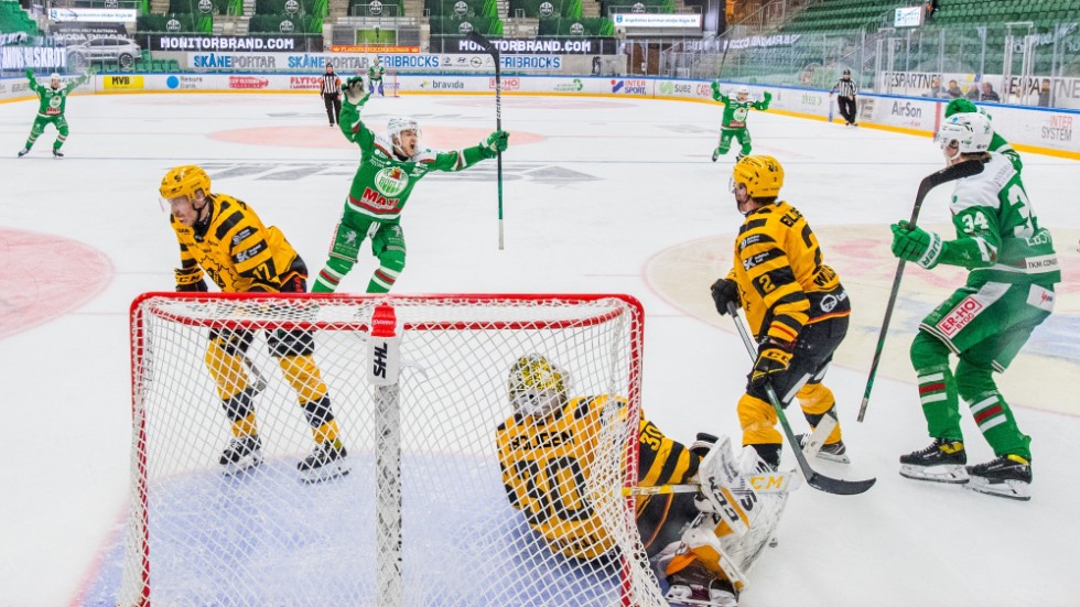 Rögle jublar efter Adam Edströms 3–1-mål som blev matchavgörande när hemmalaget vann den första semifinalen med 3–2.