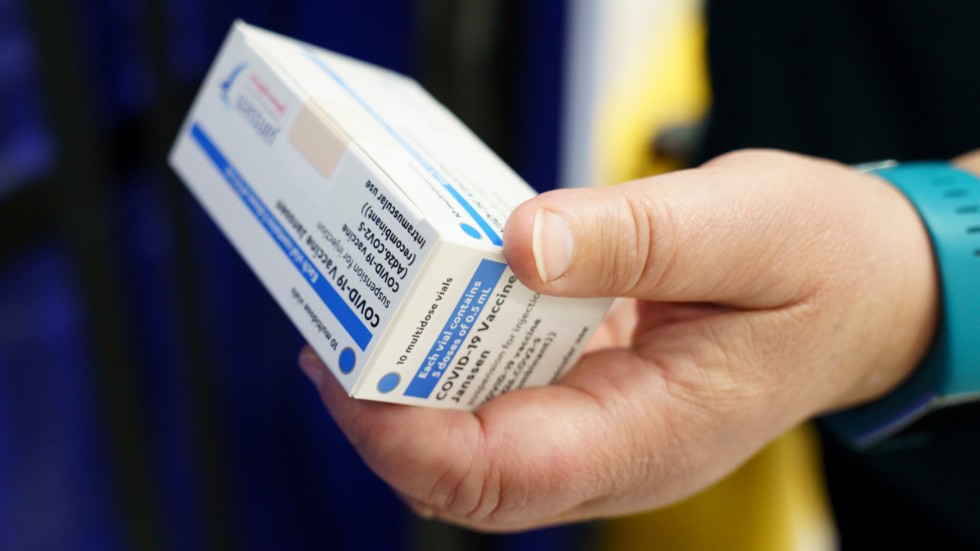 En ask med Janssen-vaccin mot covid-19 som levererats till Norge. Arkivfoto.