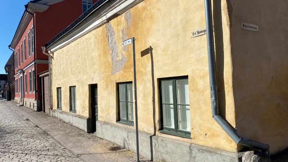 Ett hus på S:t Hansgatan i Visby har anmälts för förfall. Sedan några år har regionen ett team handläggare som enbart jobbar med denna typ av tillsyn.