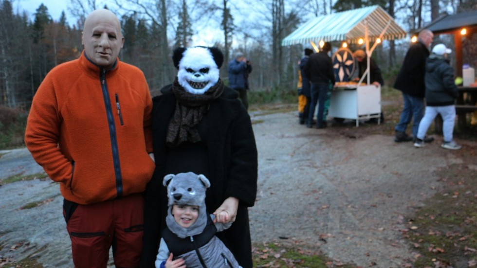 Kusliga familjen, Jonathan och Loke Rocklöv, tillsammans med Sandra Näslund. Det var många i parken som drog en lättnadens suck när de fick av sig maskerna och visade vem de var egentligen. Men är det spökvandring så är det.