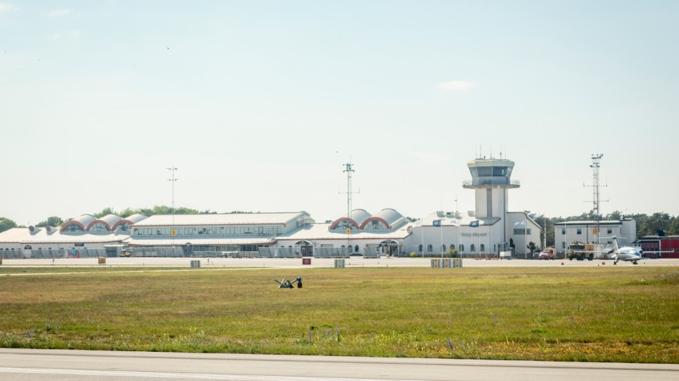 Regionens tjänsteresor utgår ofta från Visbys flygplats. Nu behöver regionen styra upp hur beställning av resor går till.