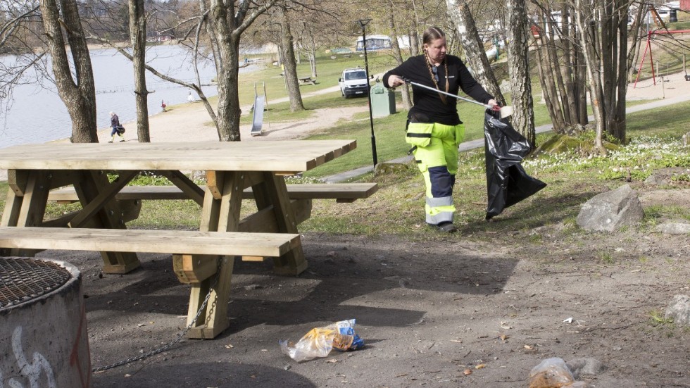 Marie Karlsson plockar skräp vid Djulöbadet, en av Katrineholms skräpigaste platser.