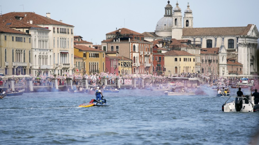 Venedig får vara kvar på FN-organet Unescos världsarvslista utan nedgraderad status ett tag till. Den italienska staden skulle klassas som hotad om man inte löste problemen med de kryssningsfartyg som lägger till i lagunen. Arkivbild.