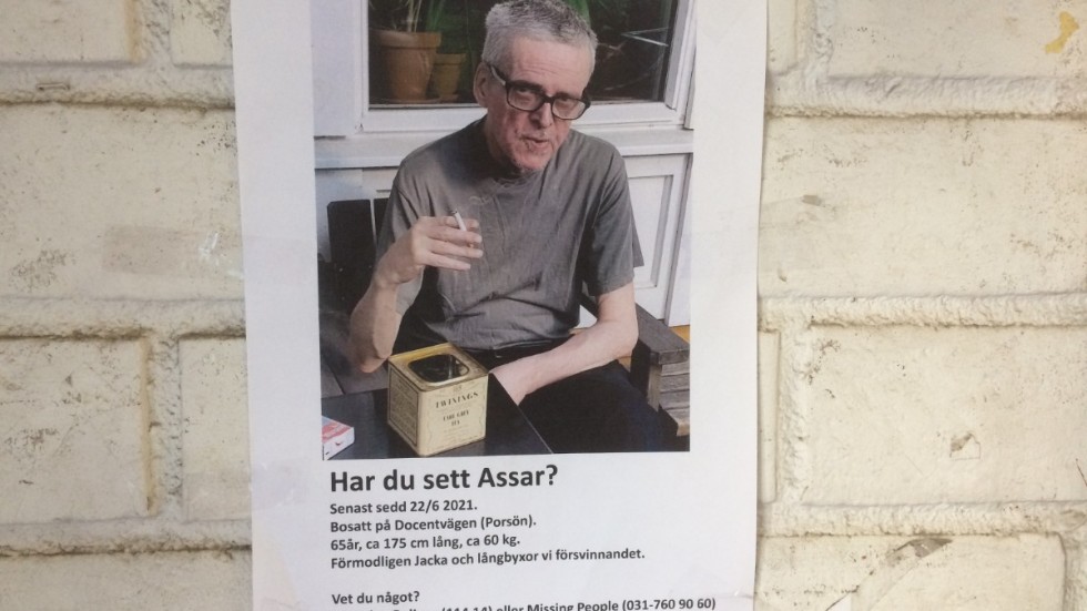 Assar Norbrink har varit försvunnen sedan 22 juni. Han såg senast på Ica Porsön där lappen med efterlysningen nu sitter. 