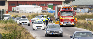 Brinnande bil stoppade trafiken på Broväg