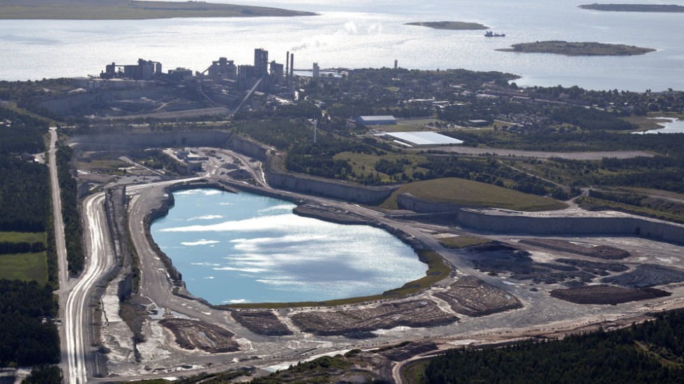 Cementas stora stenbrott i Slite med fabriken i bakgrunden.