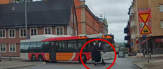 Här är barnen på elsparkcykel sekunder från att träffas av bussen