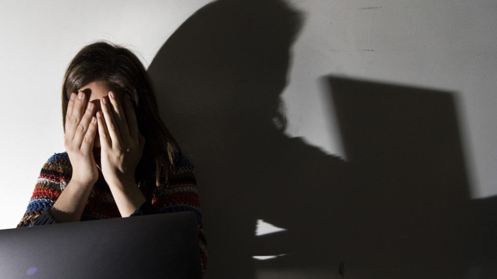 I utredningen tonar bilden fram av en mycket utsatt och rädd kvinna, som sedan mördades. 