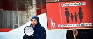 Föräldrarnas protest mot socialtjänsten: ”Vi vill ha våra barn”