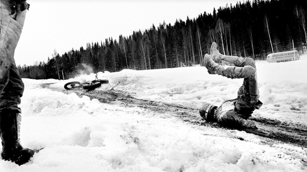 I april 1979 förevigade Norrans fotograf Roger C Åström denna bild från utepremiären på Klutmarksbanan. Håkan Holmberg vill visa hur duktig han är på att stegra. Men det går sådär.