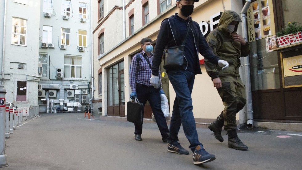 Beslagtagna dokument förs ut från ett av organisationen Öppna Rysslands kontor i Moskva i juli i fjol.