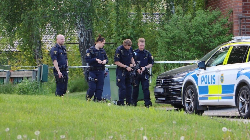 Vapenförstärkta poliser utanför huset i Skyttorp.