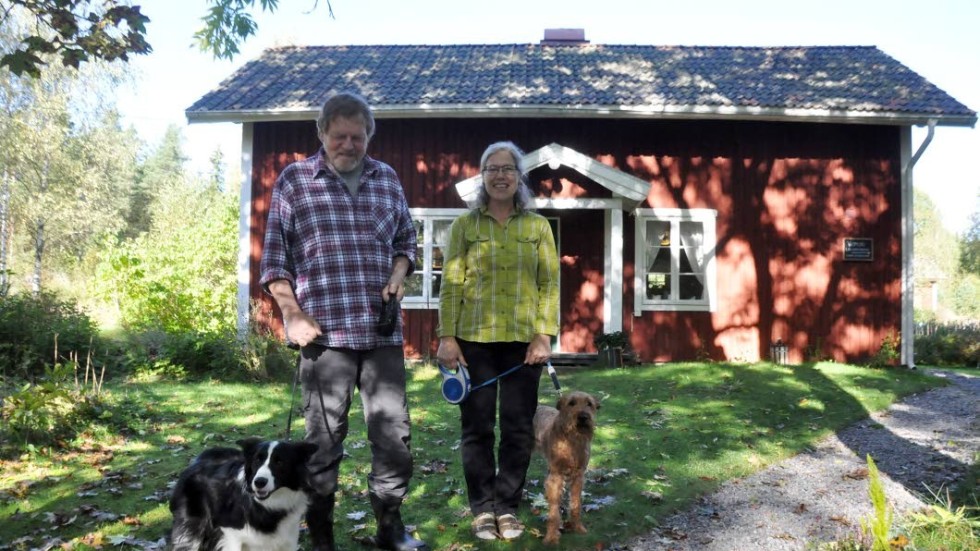 Lugnet i Västrum. Här bor och verkar Björn Östergren och Hustrun Ingela tillsammans med hundarna Wobbles och Ludde. Läkarmottagningen skymtar i bakgrunden.