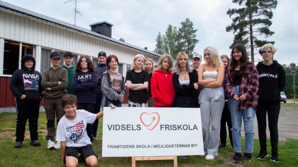 Vidsels friskola välkomnade 16 elever till första skoldagen under onsdagen. Samtliga var glada över att få möjligheten att stanna i byn.