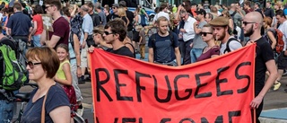 De ordnar manifestation för flyktingar