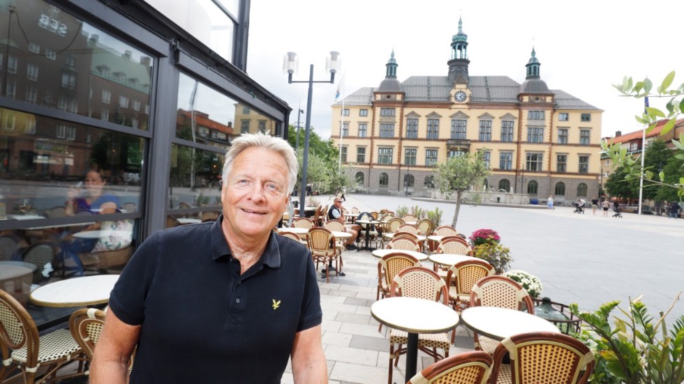 Göran Pettersson framför Glashuset på Fristadstorget.