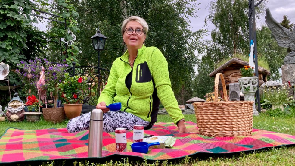 Gröna fingrar och snickarkonst präglar tomten längs Roknäsvägen där Catarina Strandberg bor, och där hon samlat ihop en konstskatt av den lokala bohemen Nils Artur Nordmark, alias N.A.N.