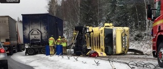 Lastbil riskerade att välta i halkan