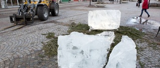 Isskulptur krossad i två delar