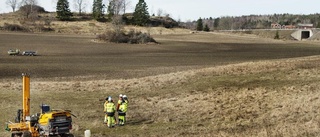 Arbetet med Ostlänken syns nu ute på fälten